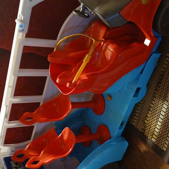 SUPERGIRL AND TRANSFORMING BUS - Picture 14 of 16